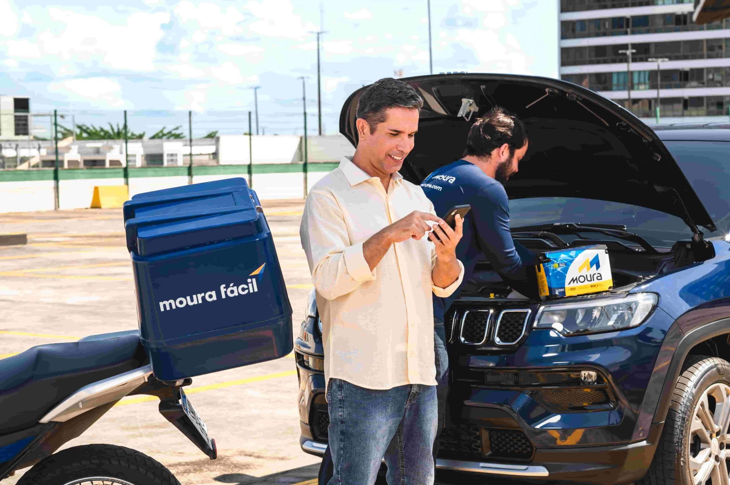Técnico fazendo a troca da bateria através do serviço Moura Fácil.