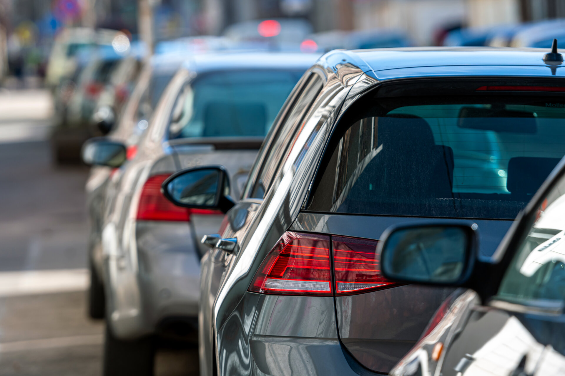Fila de carros em uma rua urbana.
