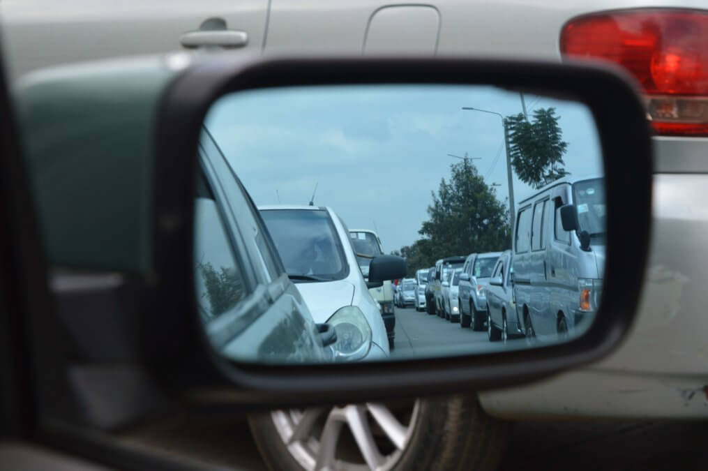 Imagem de carros parados no trânsito, demonstrando quanto tempo dura uma bateria de carro.