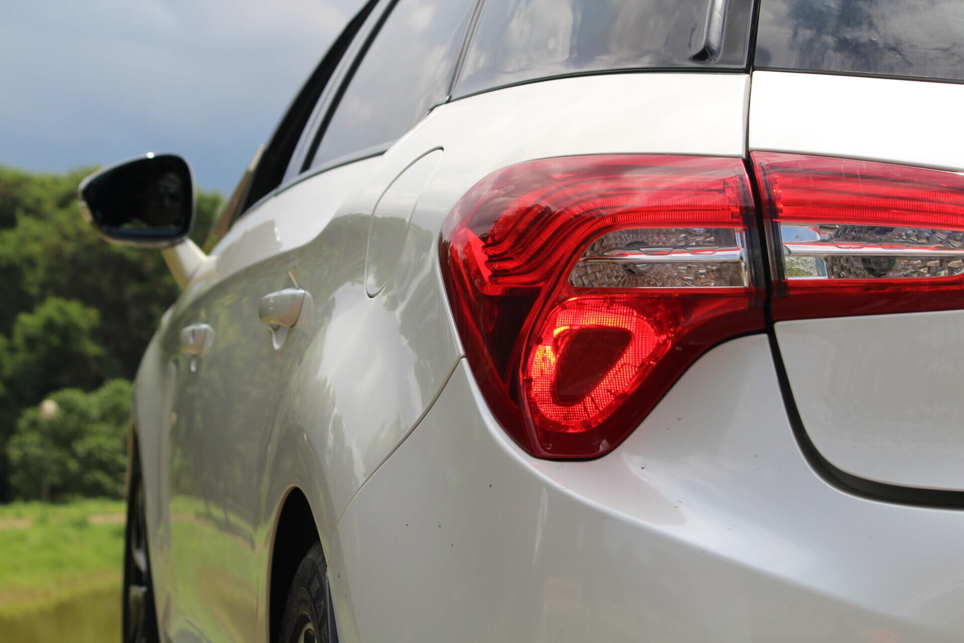 Carro com faróis acessos representando um prejuízo para a duração da bateria