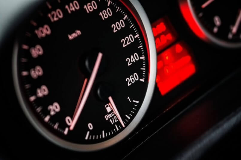 Velocímetro de um automóvel destacado com a cor vermelha.