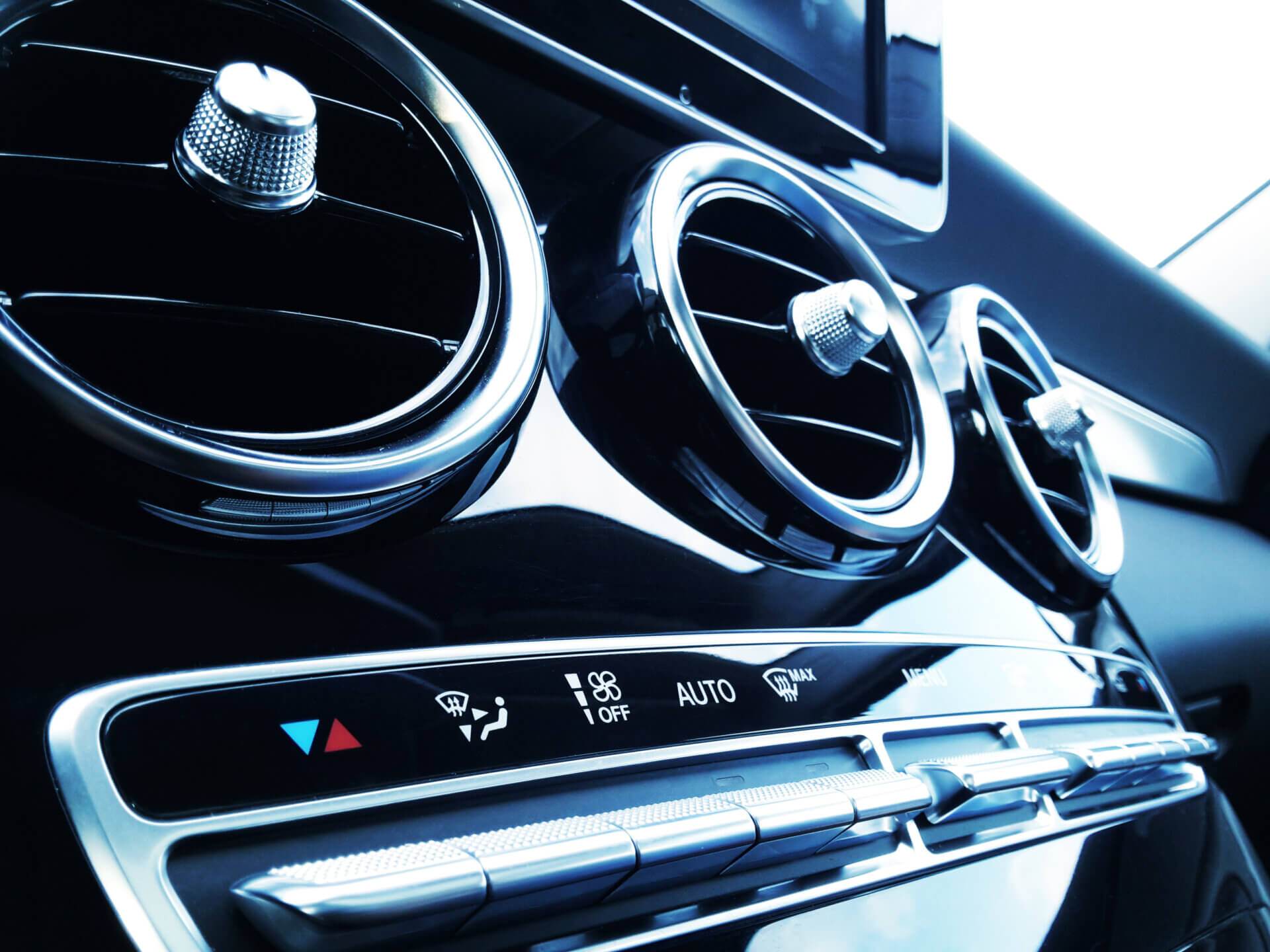 Parte de um painel veicular com a saída do sistema de ar condicionado automotivo