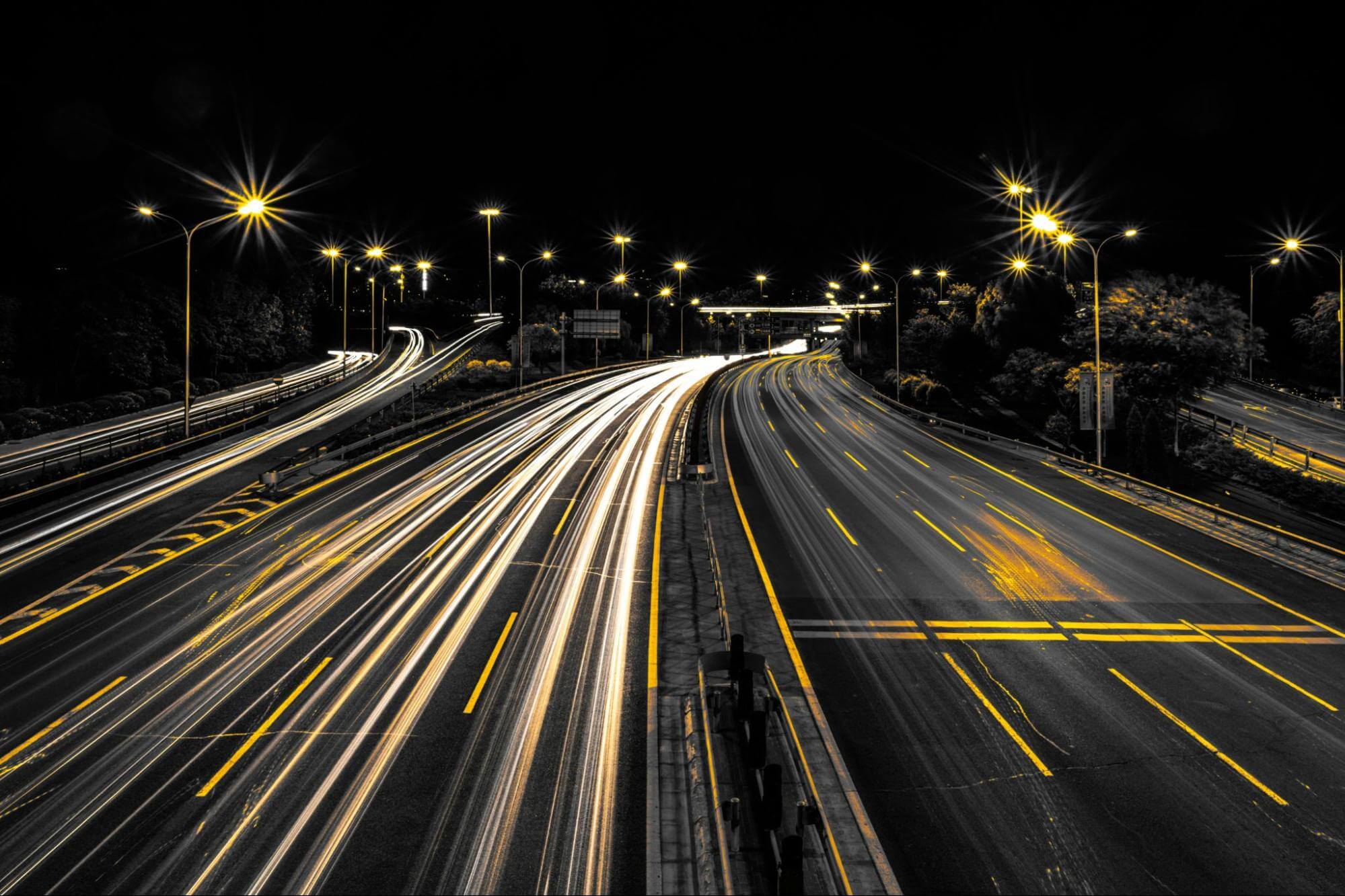 uma rodovia está sendo iluminada durante a noite