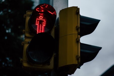 Semáforo com a luz vermelha acesa, onde  nas subidas a função de "auto hold" auxilia nas arrancadas após as paradas nos semáforos.