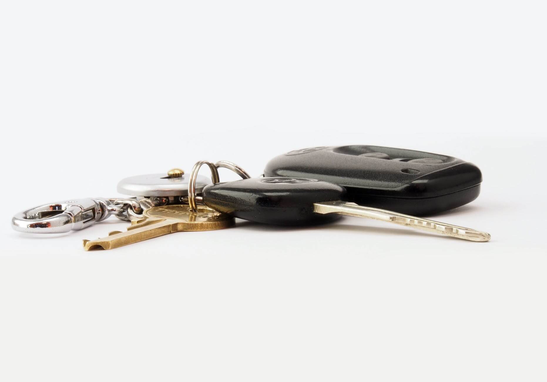 Imagem de uma chave de carro e um dos tipos de alarme automotivo que existem 