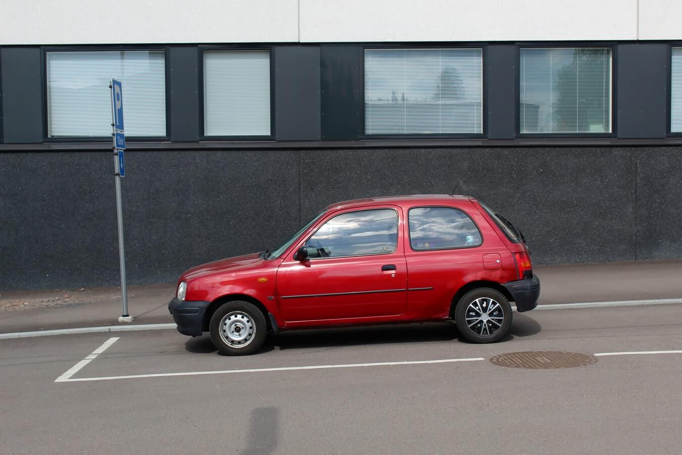 Imagem de um automóvel com seu freio de mão funcionando corretamente para estacionar