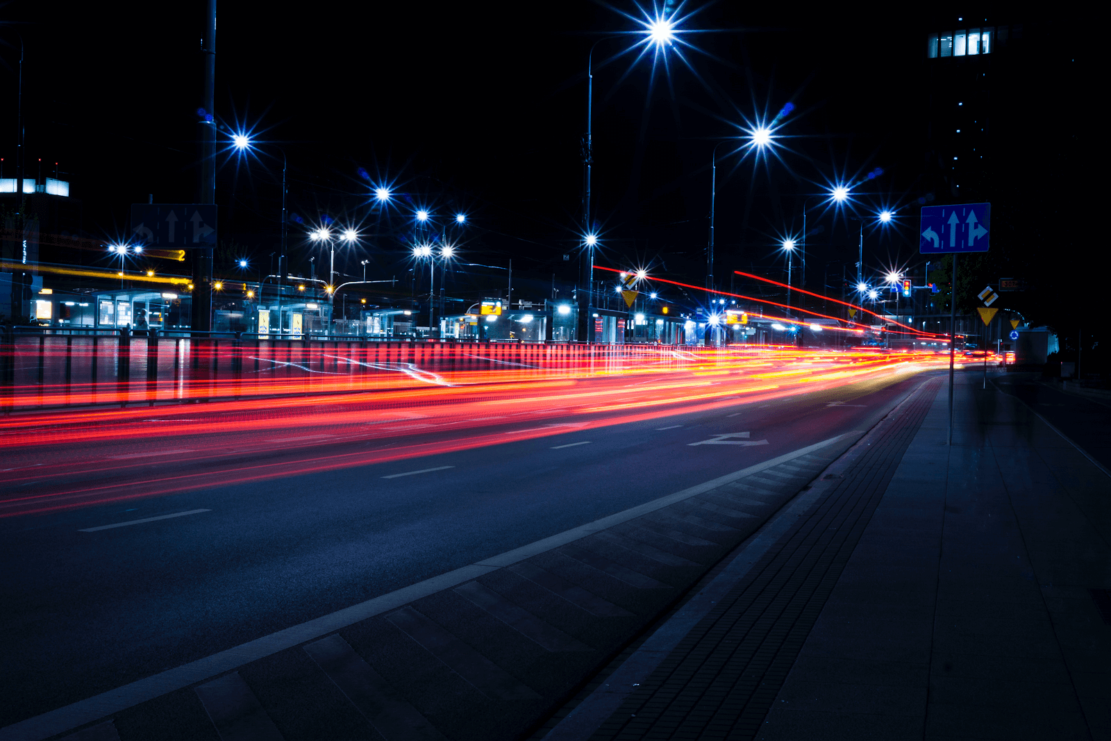 Imagem de uma estrada durante a noite