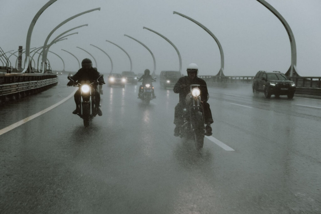 motociclistas viajando na chuva em uma autoestrada