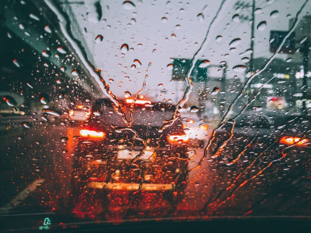 foto do vidro dianteiro do carro em dia de chuva
