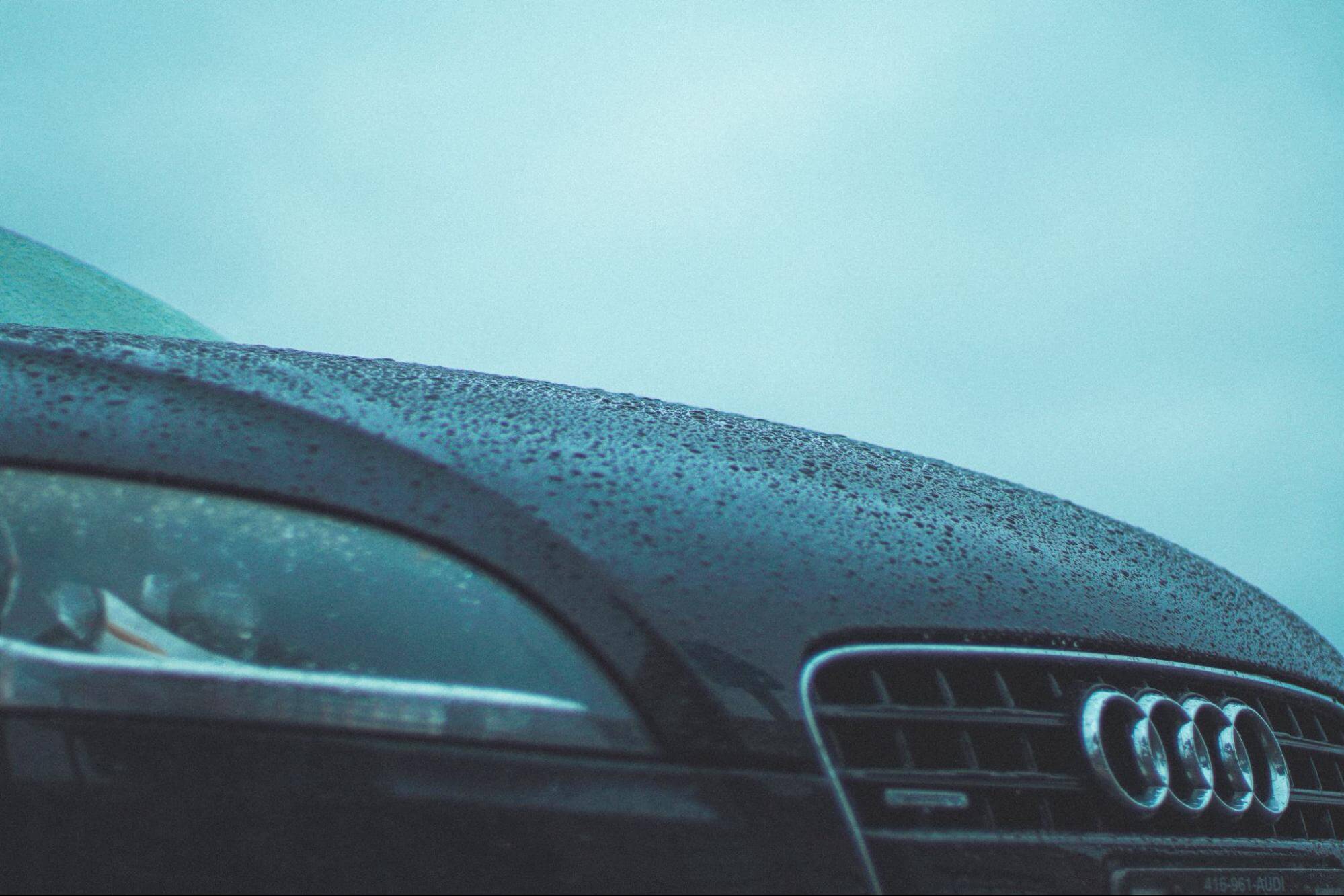 um carro Audi está em um ambiente com neblina e seus faróis estão queimados