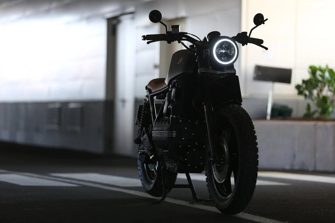 Moto de cor preta.
