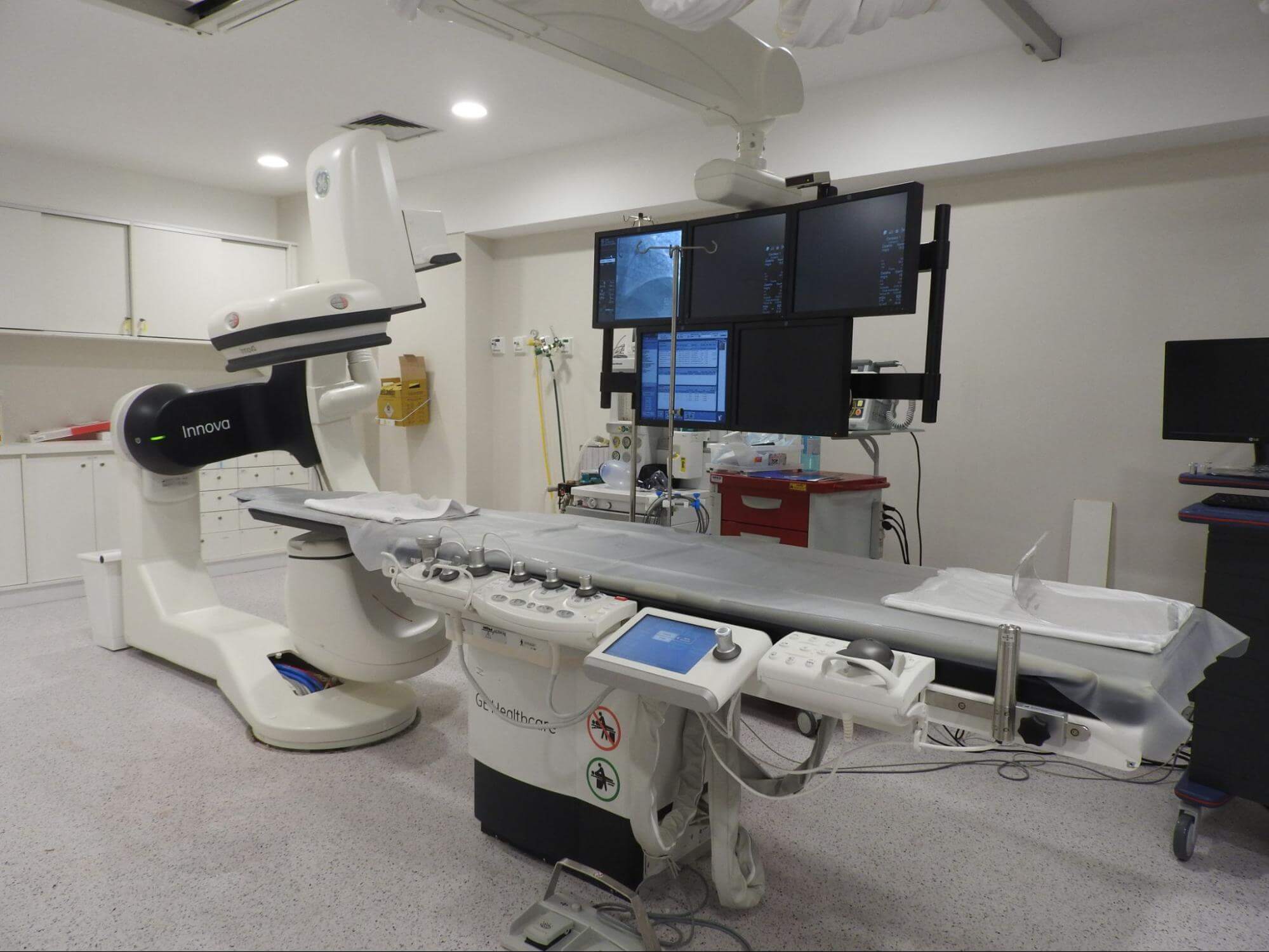 a sala de exames de um hospital está presente na imagem, com diversos monitores de monitoramento da saúde de pacientes