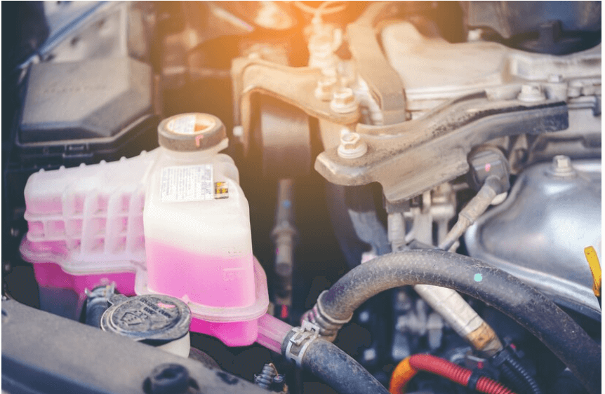 a imagem mostra o sistema de arrefecimento do carro,com o líquido de arrefecimento em cor rosa