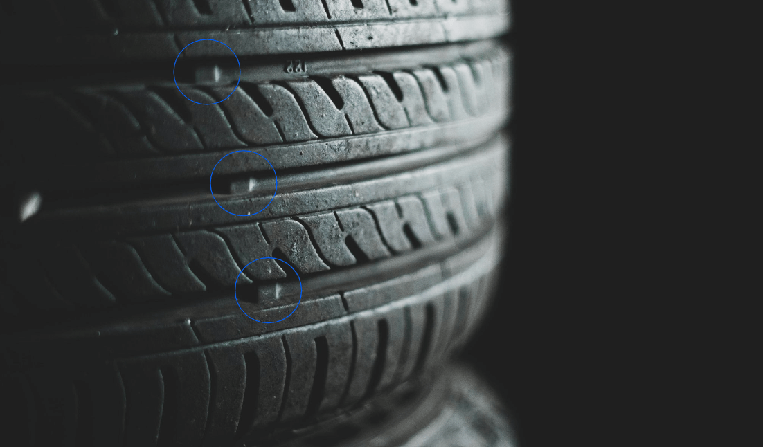 um pneu está em foco, e em seu twi existem círculos indicando onde eles se encontram