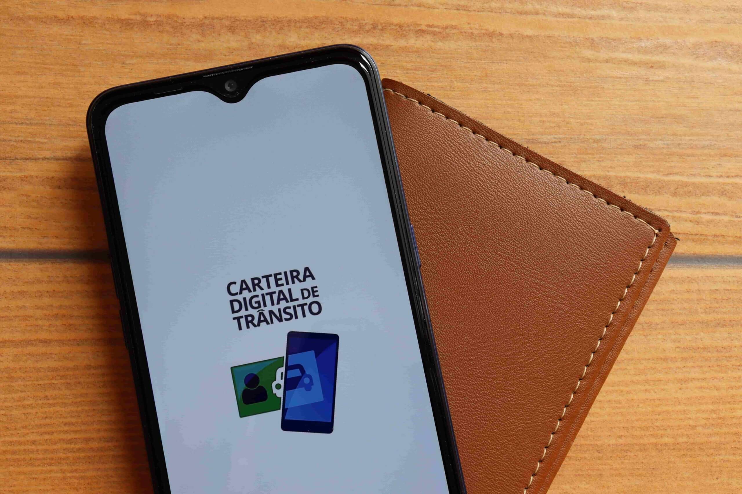 Celular com o aplicativo da CNH aberto.