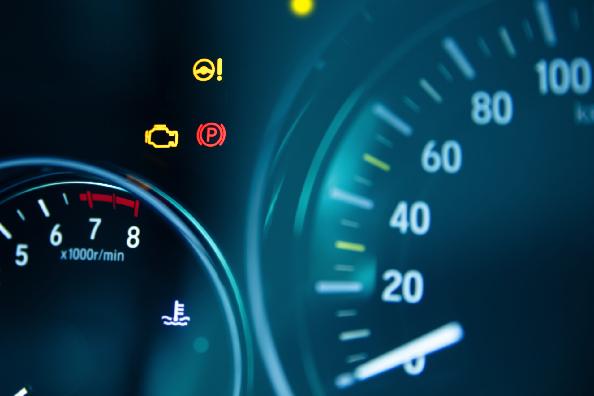 Painel de um veículo com várias luzes acesas.