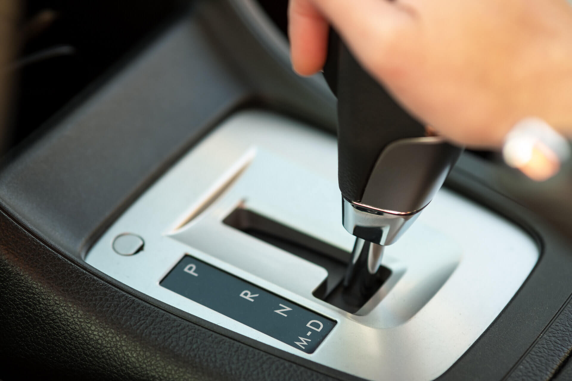 Destaque para a alavanca de câmbio automático.