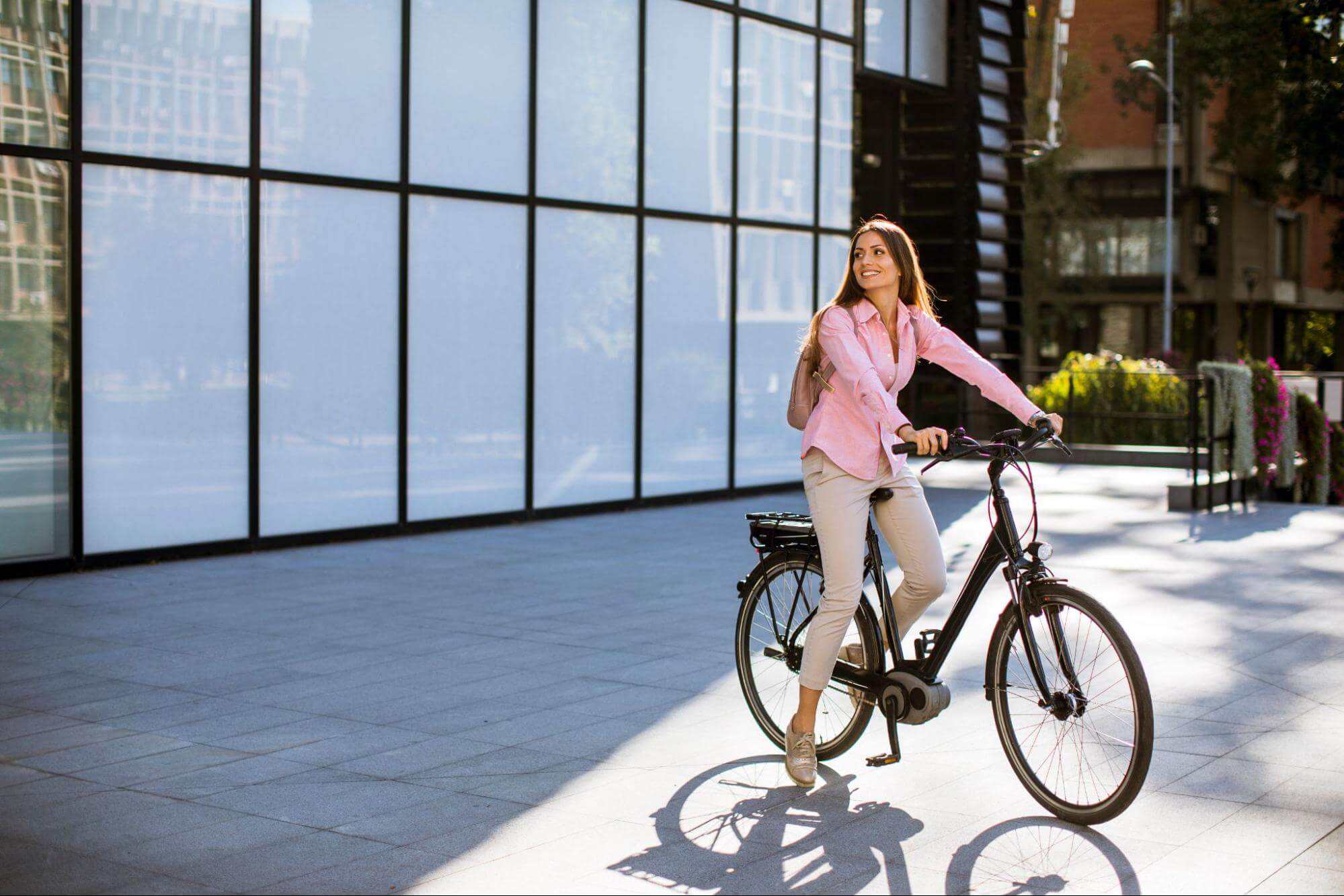 Mulher sentada em uma bicicleta elétrica.