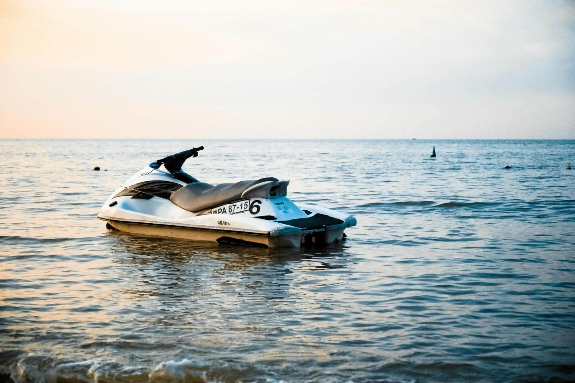 Jet ski branco de costas em alto mar