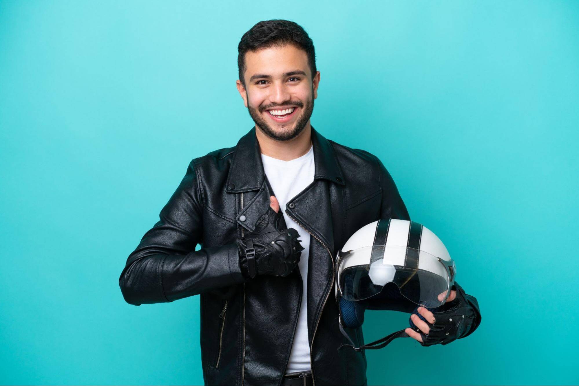 Homem com jaqueta de couro e luvas,