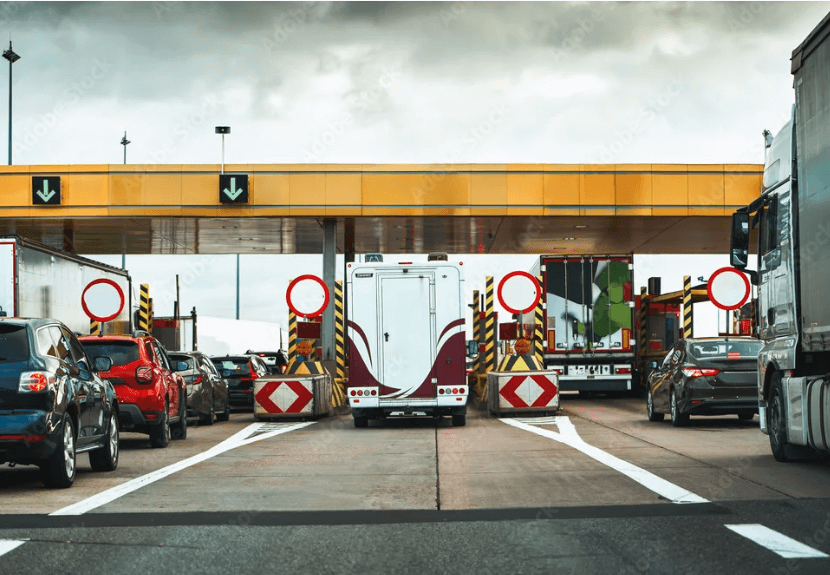 Cabine de pedágio com veículos passando 