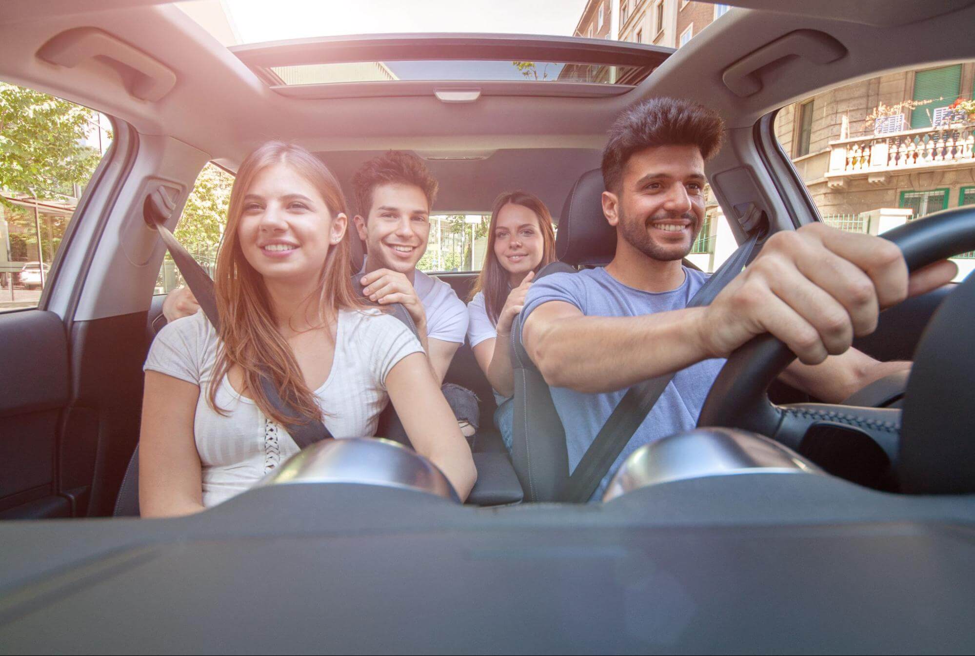 Quatro pessoas dentro de um carro a passeio. 