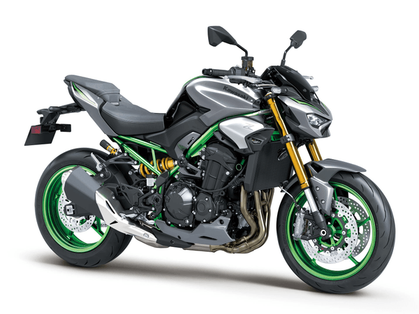 Moto Kawasaki Z900 preta com detalhes verdes e dourados.