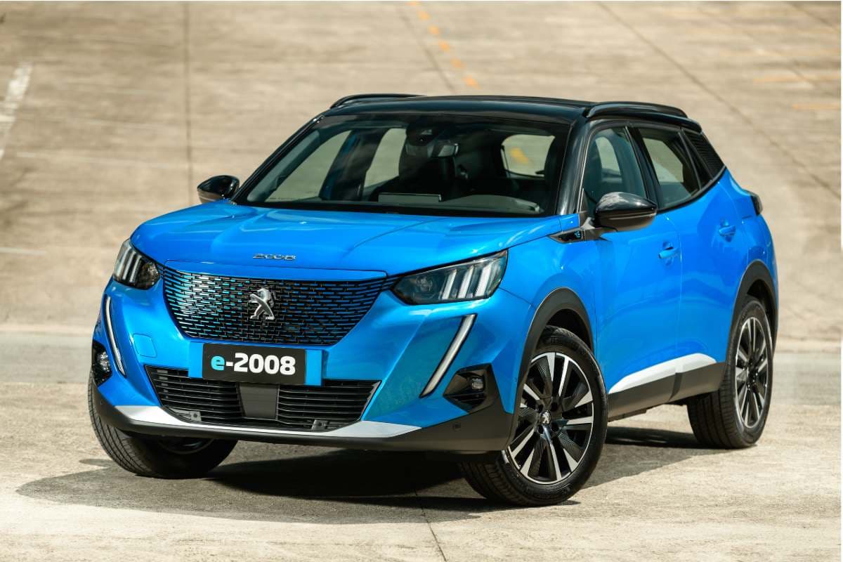 Carro Peugeot e-2008 azul.