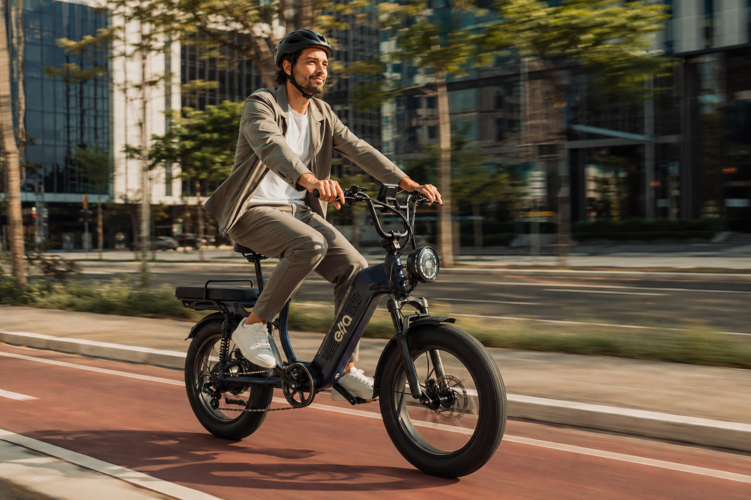 Homem pedalando bicicleta elétrica 500 W urbana em ciclovia em dia ensolarado