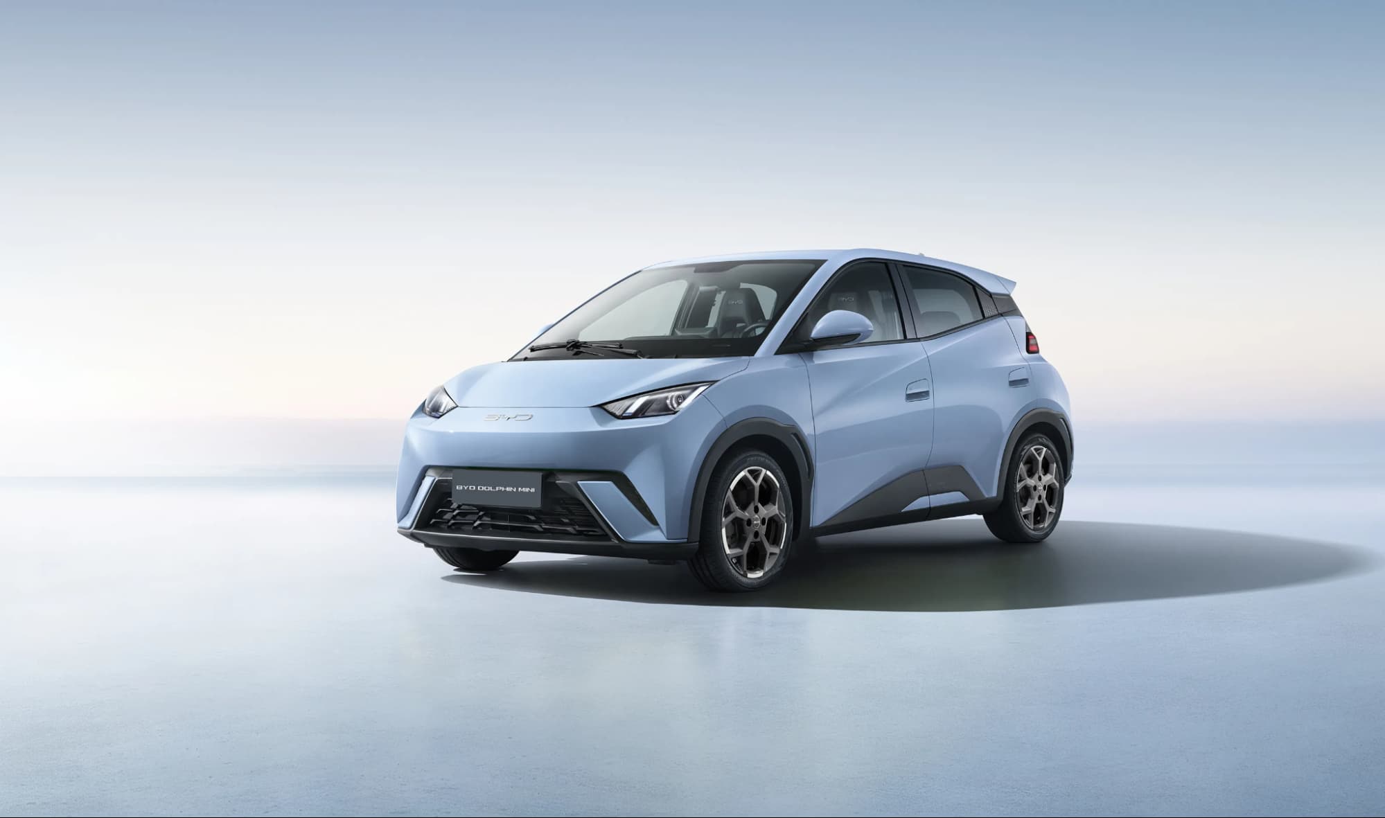 Carro BYD Dolphin Mini cinza.