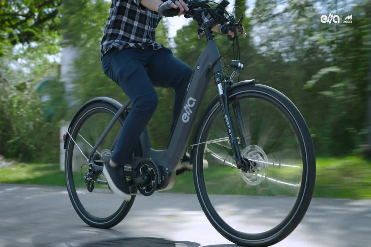 Pessoa andando em bicicleta elétrica Ella Moura.