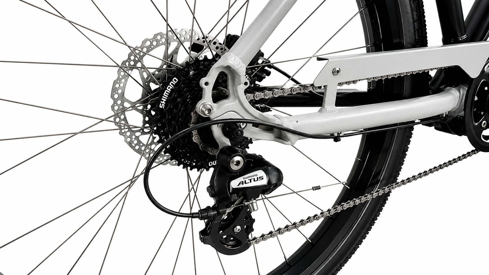 Plano detalhado do sistema de transmissão traseira de uma bicicleta elétrica. Em destaque, o câmbio traseiro Shimano Altus preto e o cassete Shimano montado na roda.