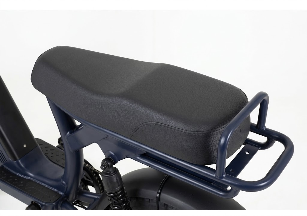 Banco acolchoado preto fixado ao chassi azul da e-bike Ella Moura.