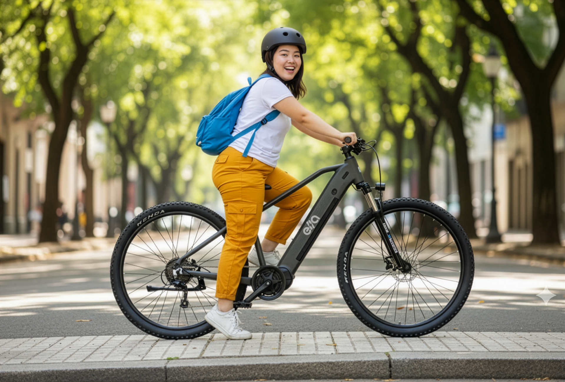 Mulher parada em cima da bicicleta elétrica Ella Explorer em avenida urbana