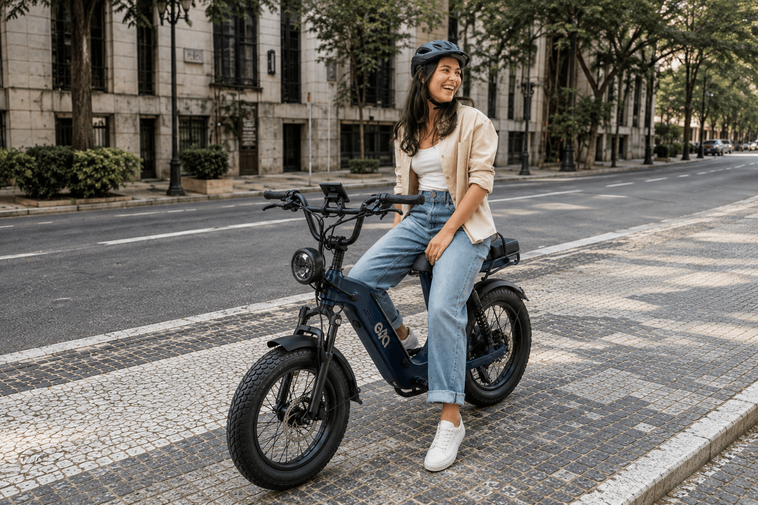 Mulher parada em bicicleta elétrica Ella Ride, em calçada urbana