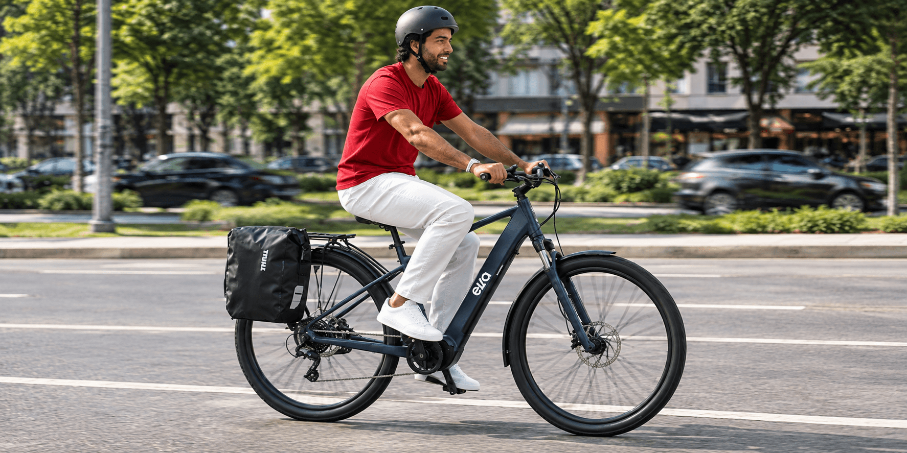 Entregador utilizando bicicleta elétrica com alforje para entrega em avenida urbana