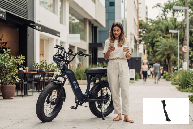 Mulher em cafeteria ao lado de bicicleta elétrica com descanso usando o celular