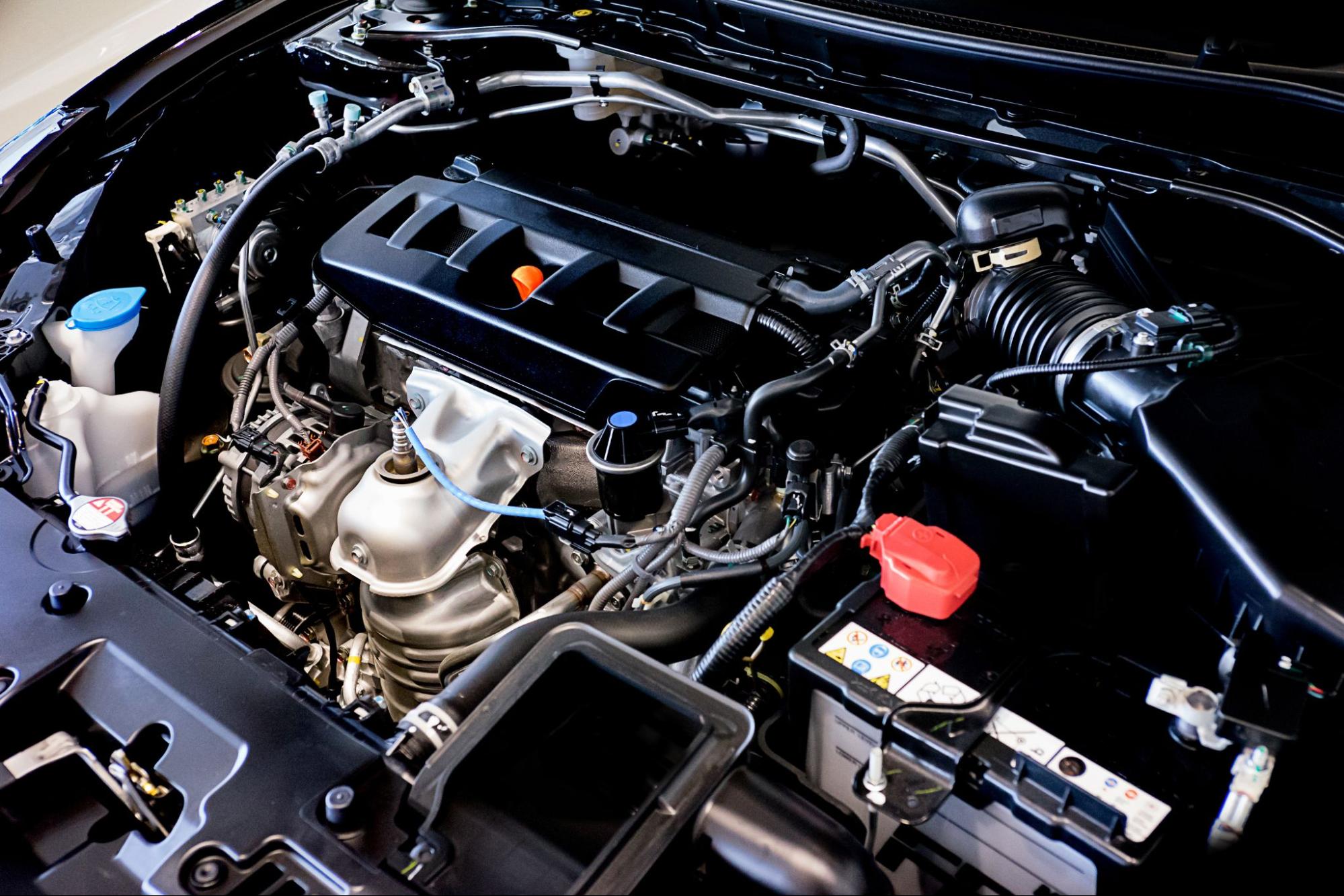 Vista do compartimento do motor limpo e detalhado de um automóvel.