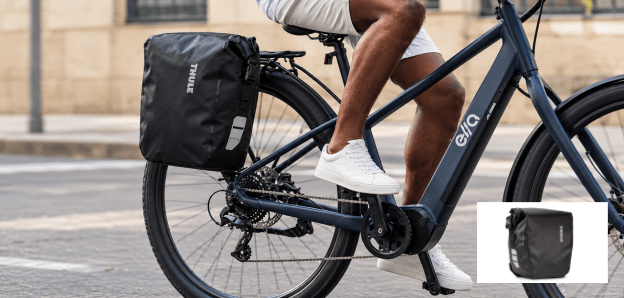 Foco no alforje lateral na bicicleta elétrica Ella